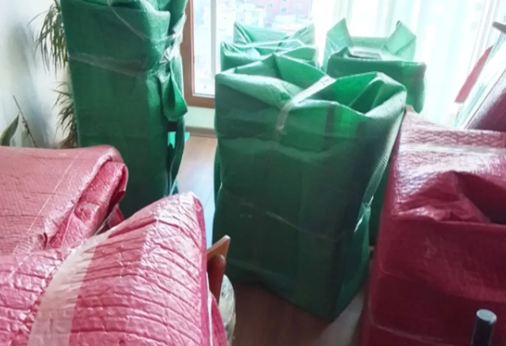 Koruyucu ambalajla paketlenmiş koltuk ve eşyalar, Ümraniye nakliyat