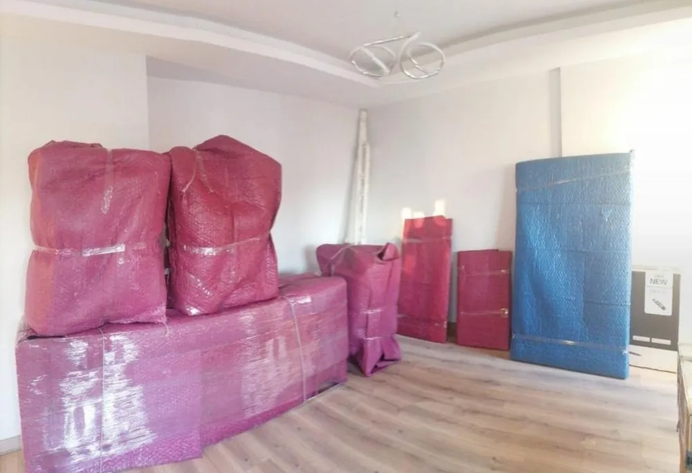 Ümraniye evden eve nakliyatta balonlu naylonla paketlenmiş mobilyalar