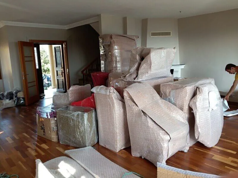 Dubleks ve geniş evde paketlenmiş koltuk takımı, Ümraniye evden eve nakliyat