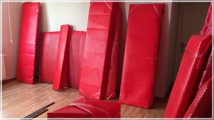 Yatak ve bazaların taşıma için kırmızı koruyucu ambalajla sarılması